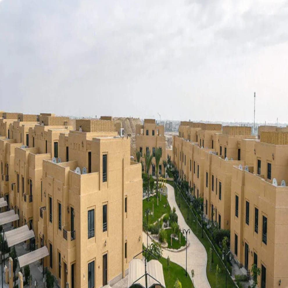 مجمع فلل إيال سدايم مع ممر أوسط منسق بالمساحات الخضراء
