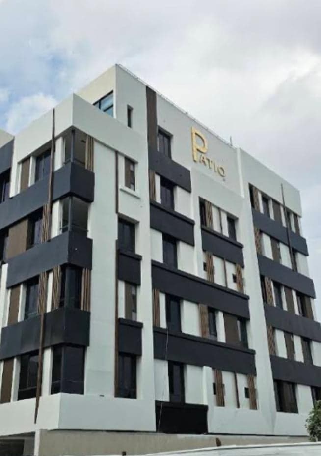 مبنى باتيو جاردن السكني بشرائط نوافذ داكنة في النهار