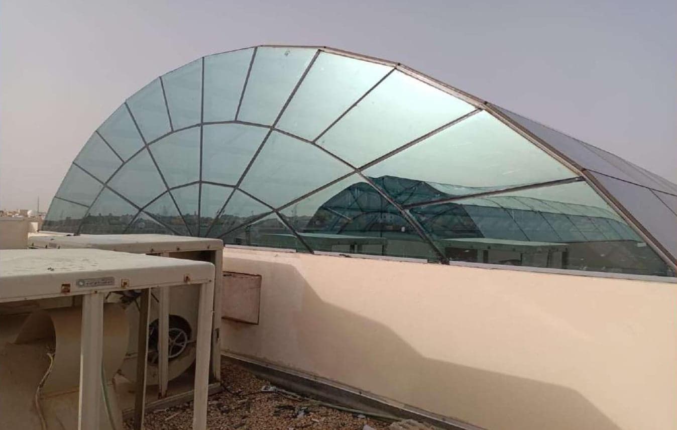 سكاي لايت زجاجي قبوي بنهاية مروحية الشكل على سطح مبنى