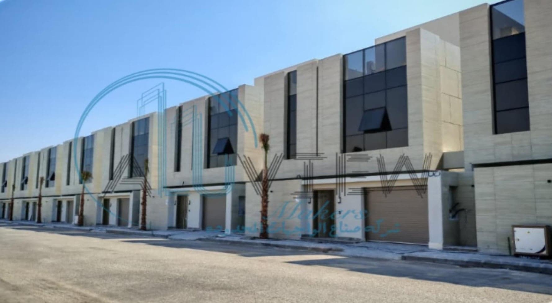 صف من فلل البحر الأحمر بتكسية حجرية وواجهات زجاجية واسعة